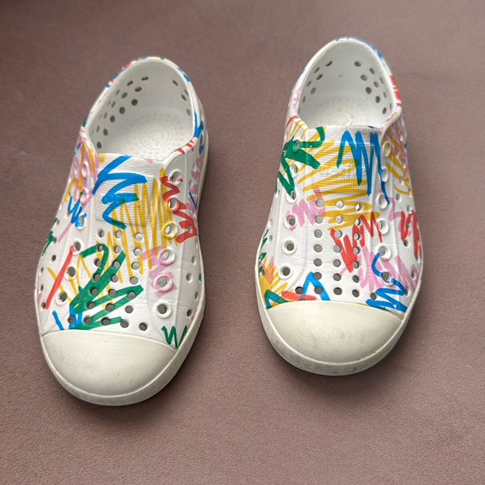 Girls Native Shoe Crayola edition size 7 in good used condition. No damage